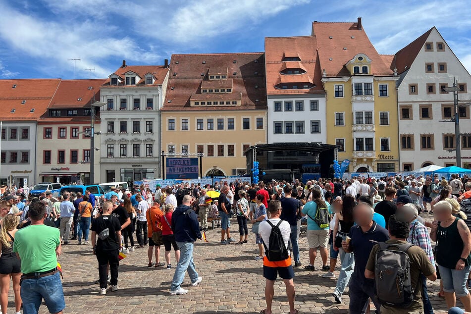 Am Samstagnachmittag füllte sich der Marktplatz in Freiberg. Die AfD hatte eine Bühne aufgebaut, mehrere Politiker hielten eine Rede.