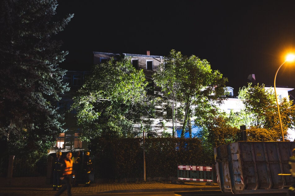 Leerstehendes Mehrfamilienhaus fällt in sich zusammen: Nur noch die Außenhülle steht