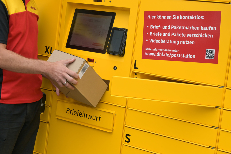 Neben dem Versenden von Briefen und Paketen können auch komplexere Dienstleistungen wie Einschreiben vom Automaten übernommen werden.