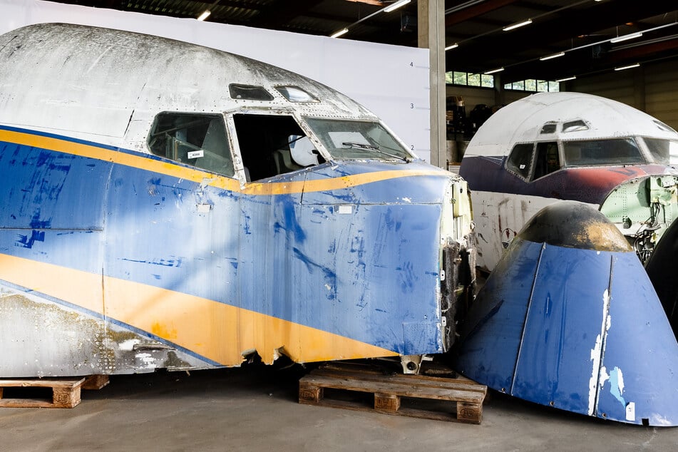 Die Cockpits der beiden Boeing 707 stehen in einer Lagerhalle.