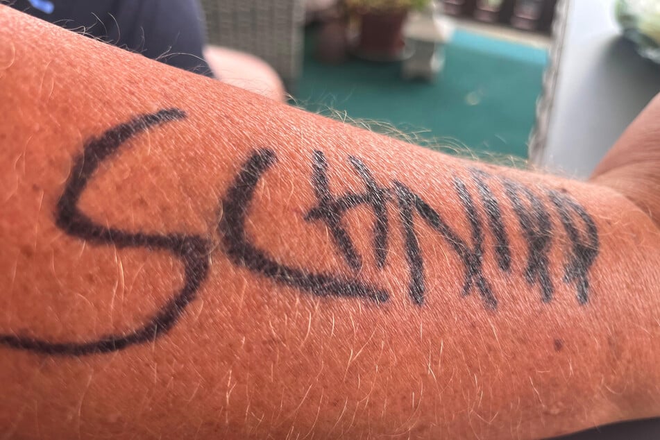 Mit schwarzer Farbe wurde der Schriftzug auf den Unterarm geschrieben.