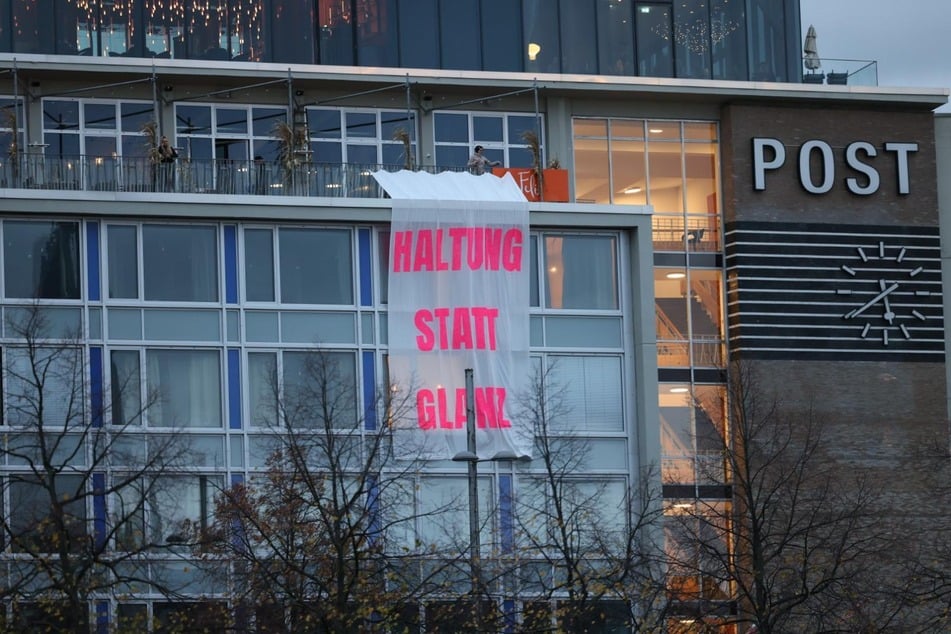 Auch auf der anderen Straßenseite wurde Protest laut.