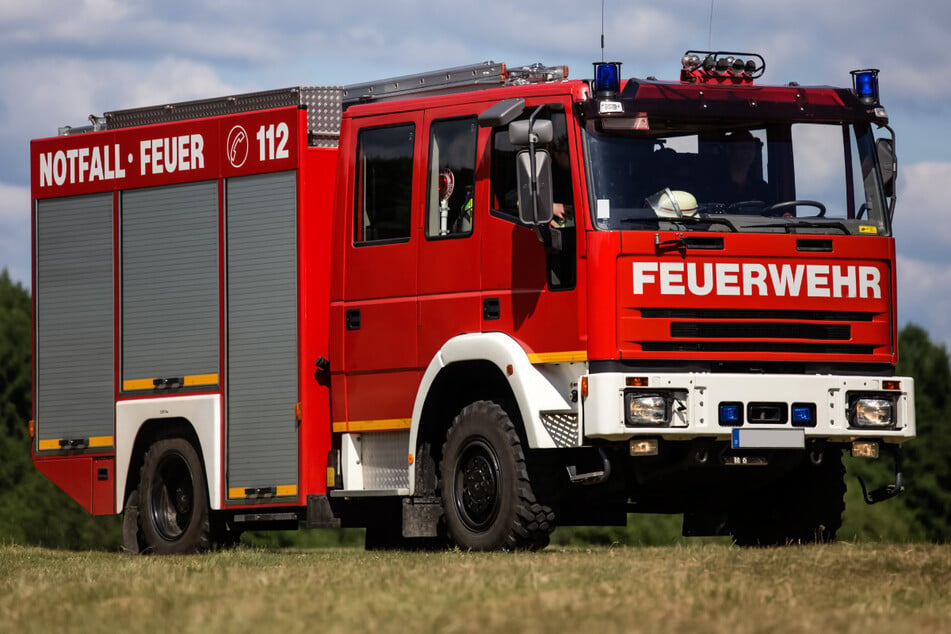 Die Feuerwehr konnte die Flammen nur noch kontrolliert abbrennen lassen. (Symbolbild)