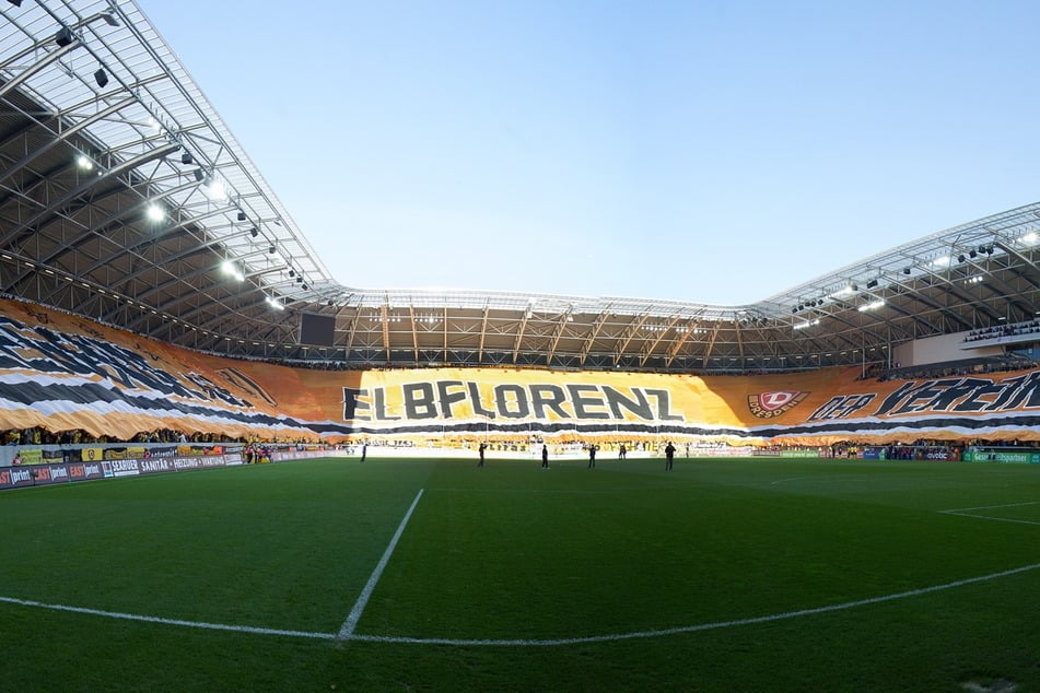 2015 bedeckten Dynamos Fans vor dem Ostkracher das Rudolf-Harbig-Stadion (fast) komplett mit einer Blockfahne.