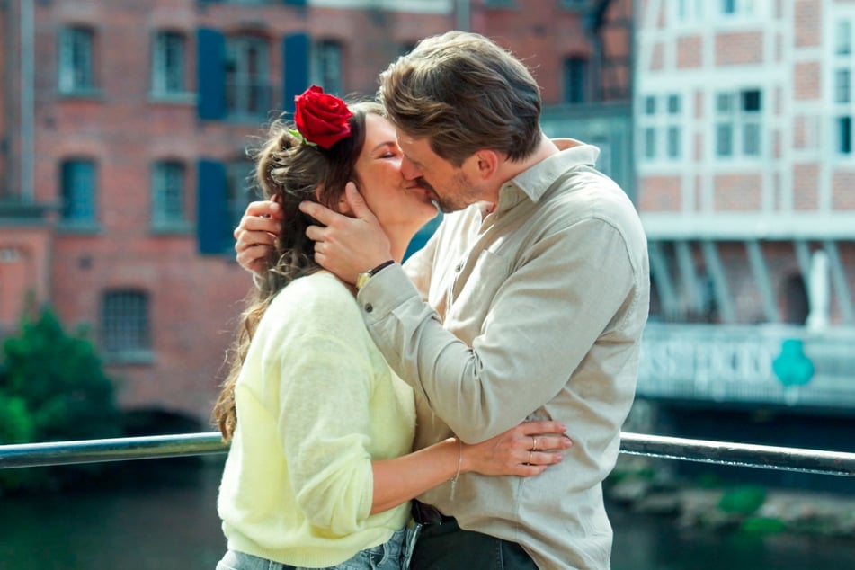 Franka und Ove (Ben Blaskovic, 37) werden von der Boulevardpresse aufgespürt. Hat sie jemand verraten?