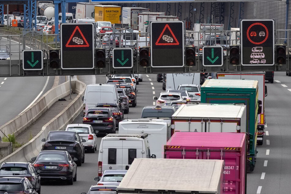 Auf der A7 bei Hamburg staut sich der Verkehr. Egal ob im Norden oder Süden: Zum langen Wochenende wird es eng auf den Straßen.