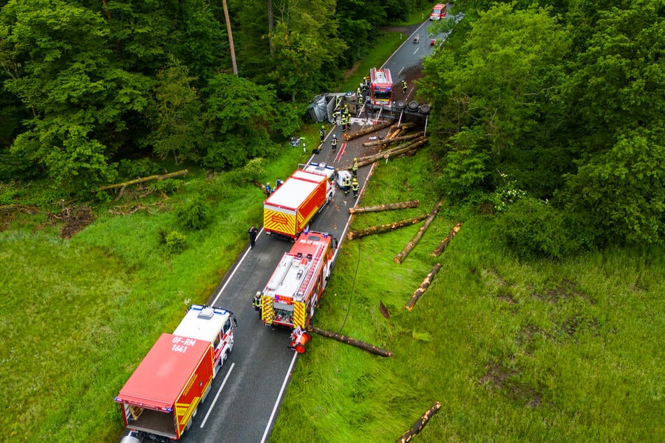 Nach dem Alleinunfall eines Holztransporters ist die Kreisstraße zwischen Messel und Eppertshausen voll gesperrt.