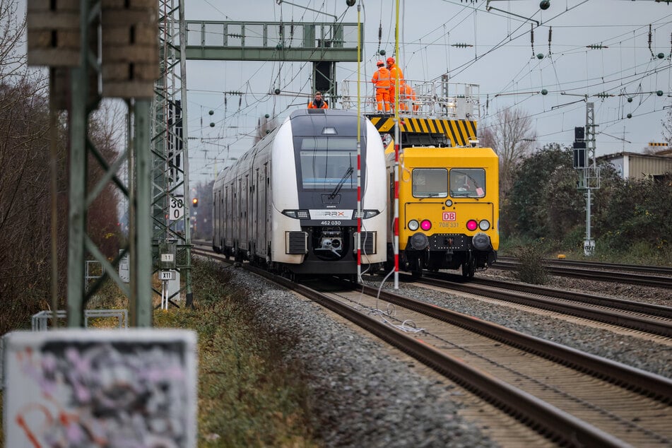 Nach einem Oberleitungsschaden zwischen Düsseldorf und Köln läuft der Bahnverkehr wieder normal.