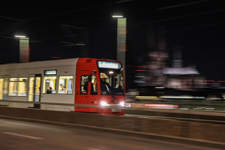 Der Unfall ereignete sich am Samstagabend gegen 23.15 nahe der Haltestelle Rudolfplatz. (Symbolbild)