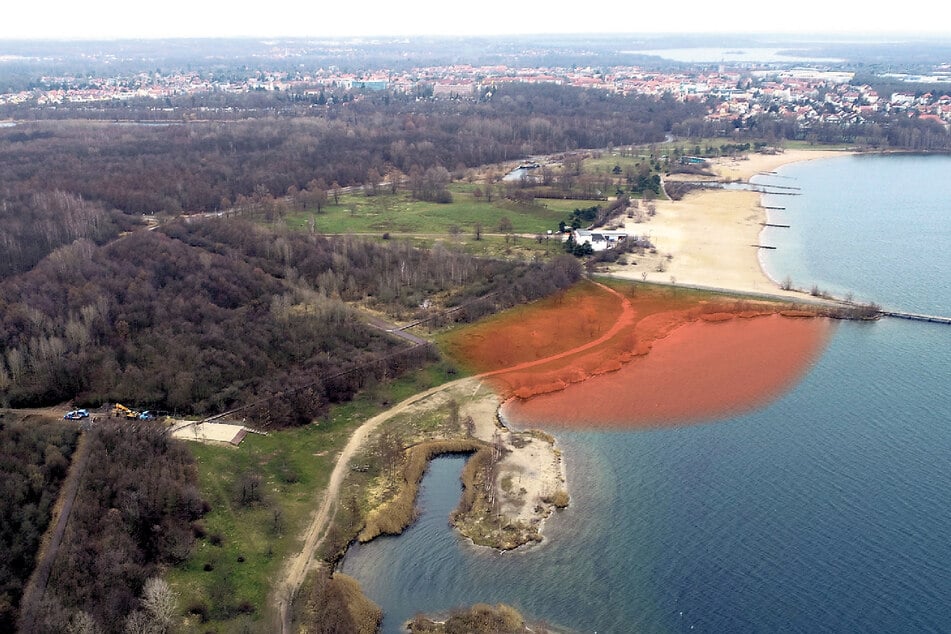 Der künftige FKK-Strand: Auf diesem Luftbild ist die Nacktbadezone rot markiert.
