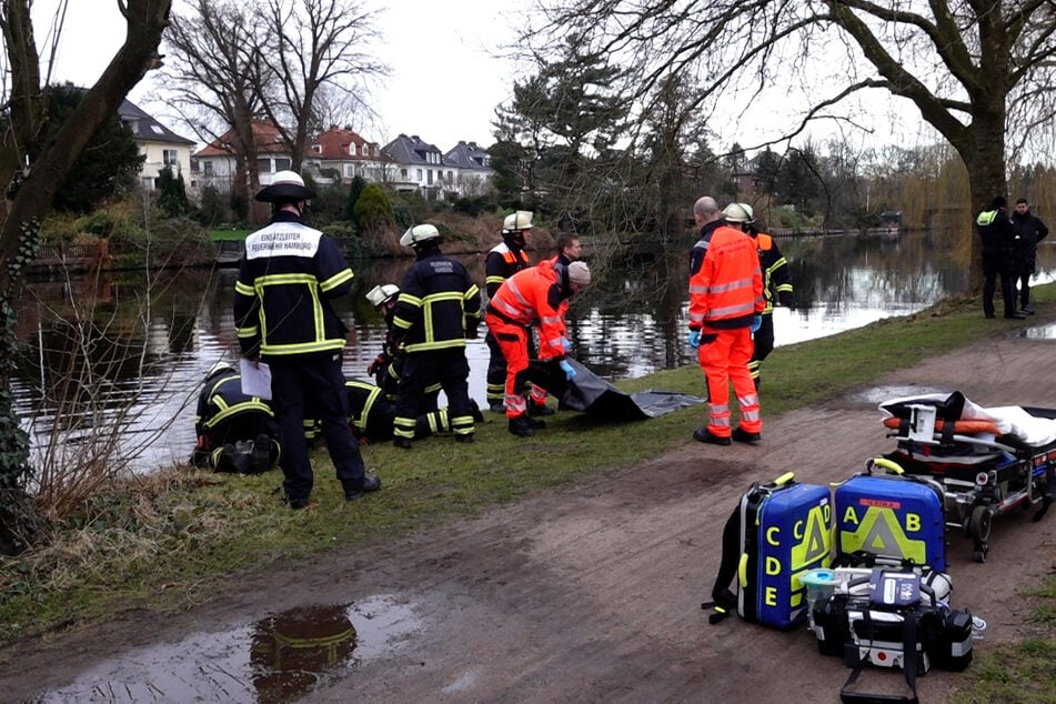 Einsatzkräfte der Feuerwehr haben die Leiche im Alsterlauf am Donnerstagmorgen geborgen.