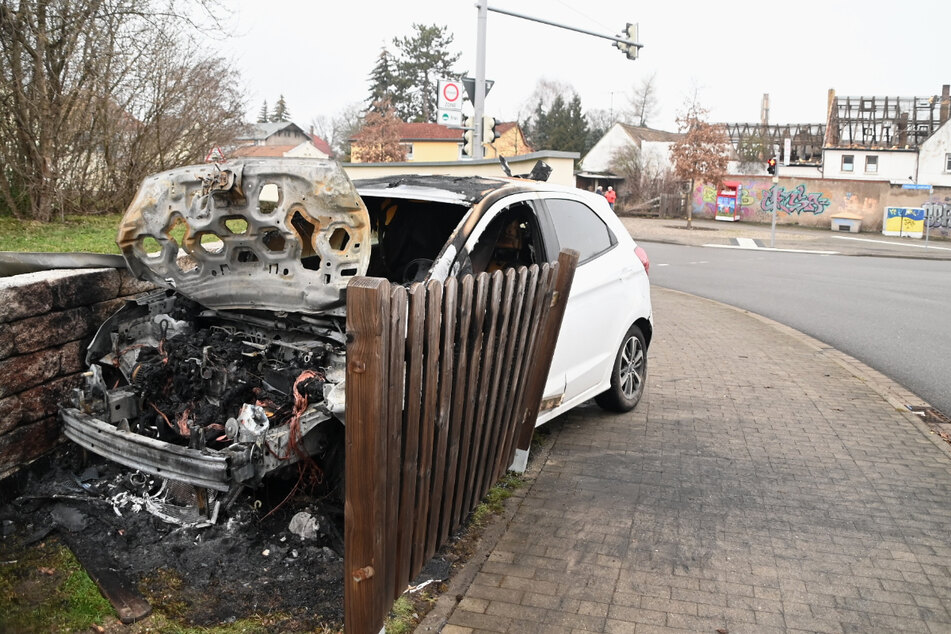 Nach einer Kollision mit einem anderen Auto auf einer Kreuzung im Stadtteil Holzhausen krachte der Ford in eine Mauer.