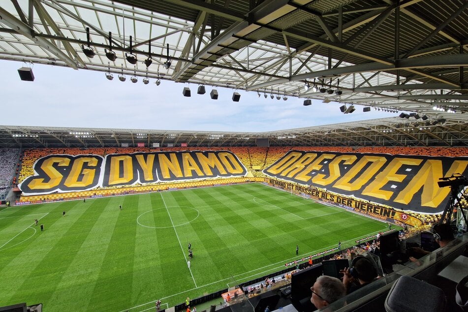 SG Dynamo Dresden steht über das halbe Stadion geschrieben.