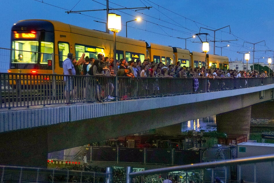 Immer wieder tummelten sich im Sommer (hier bei einem Konzert von "Deichkind") Dutzende Personen auf dem Fußgängerweg.