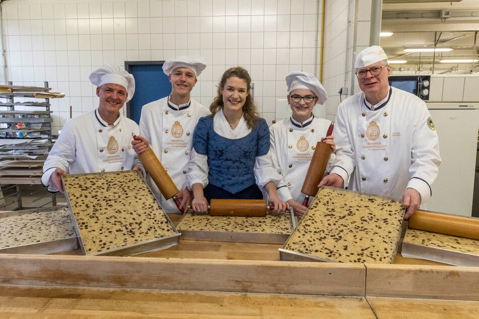 Auch Stollenmädchen Lorna Prenzel (22, M.) stand am Sonntag hinterm Backtisch - genauso wie Andreas Wippler, Niklas Lindner, Johanna Meitzner und Andreas Schnabel (v.l.) von verschiedenen Handwerksbetrieben.