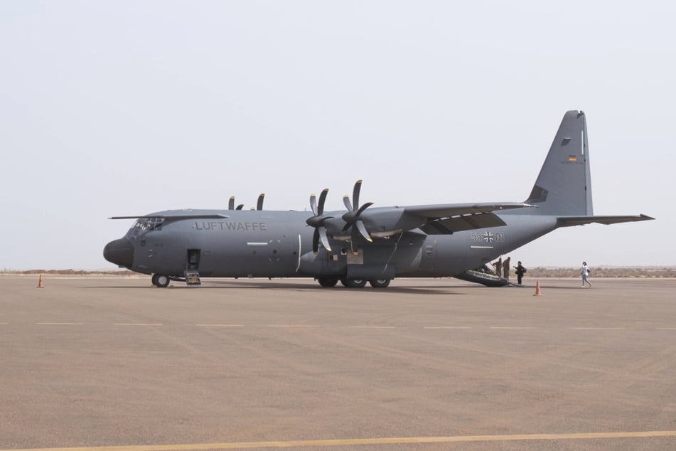 Eine Bundeswehr-Maschine vom Typ C130 ist in Celle kurz nach dem Start mit einer Silvesterrakete beschossen worden. (Symbolbild)
