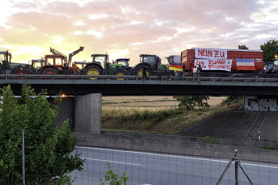 Aus Protest und um ihre Solidarität mit den Bauern der Niederlande auszudrücken, haben zahlreiche Landwirte im Raum um Leipzig am Sonntag mehrere Brücken blockiert.