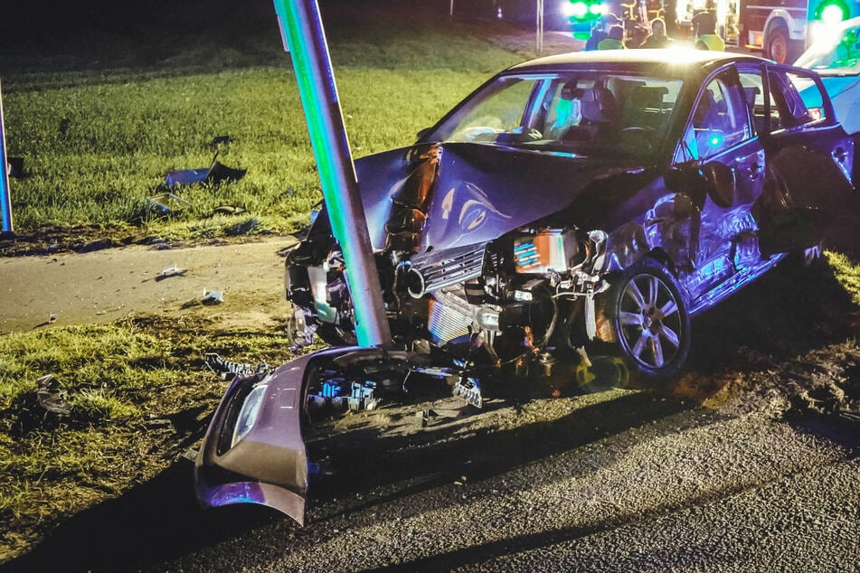 Transporter-Fahrer missachtet Vorfahrt und rammt VW Polo von der Straße: 18-Jährige verletzt!