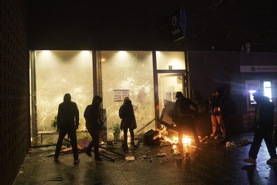 Demonstranten stehen vor einem Polizeibüro zum Ende eines Protestes, mit dem die Behörden aufgefordert wurden, die Umstände des Todes eines 23-jährigen Mannes aufzuklären, der letzte Woche in Brüssel von der Polizei festgenommen wurde.