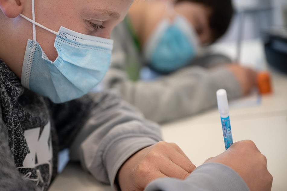 Schüler mit Mund- und Nasenschutz arbeiten in einer siebten Klasse einer Gemeinschaftsschule.