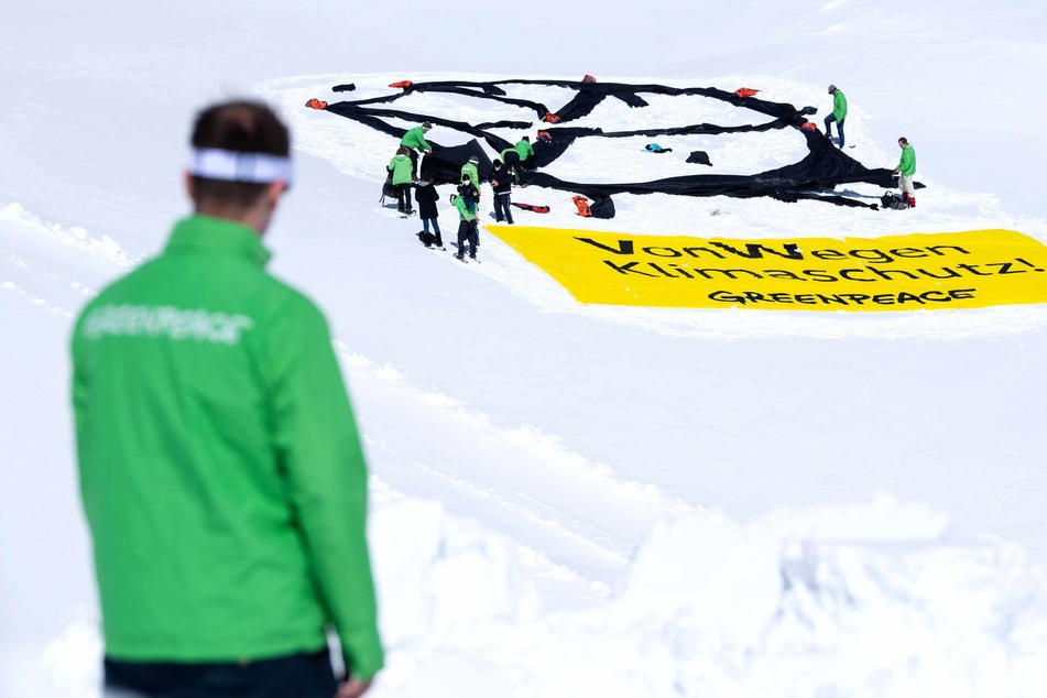 Aktivisten von Greenpeace haben auf dem Gletscher an der Zugspitze ein VW-Logo und ein Banner mit der Aufschrift "VonWegen Klimaschutz" ausgerollt.