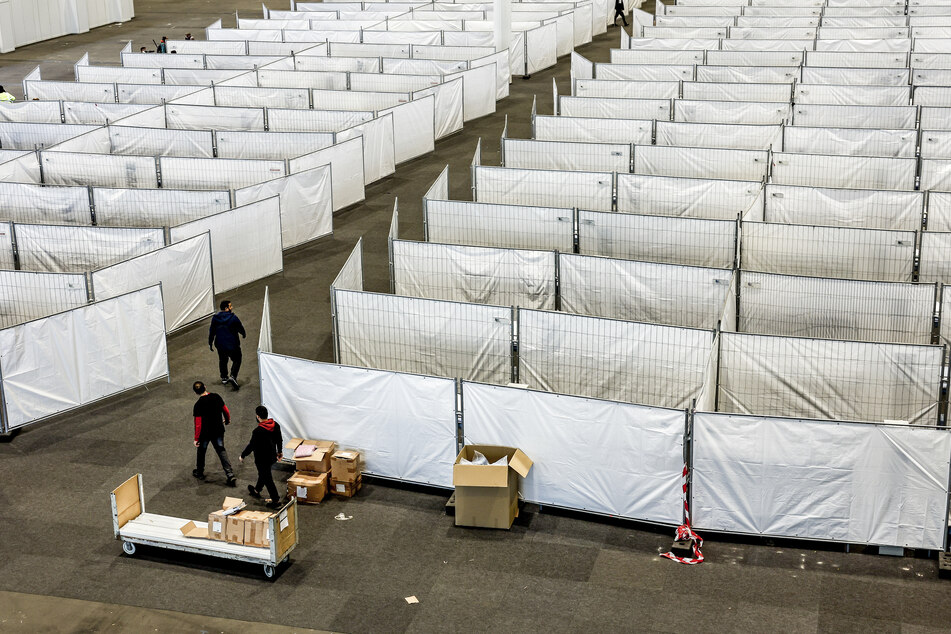 Eine Messehalle wird für die Flüchtlingsunterbringung vorbereitet.