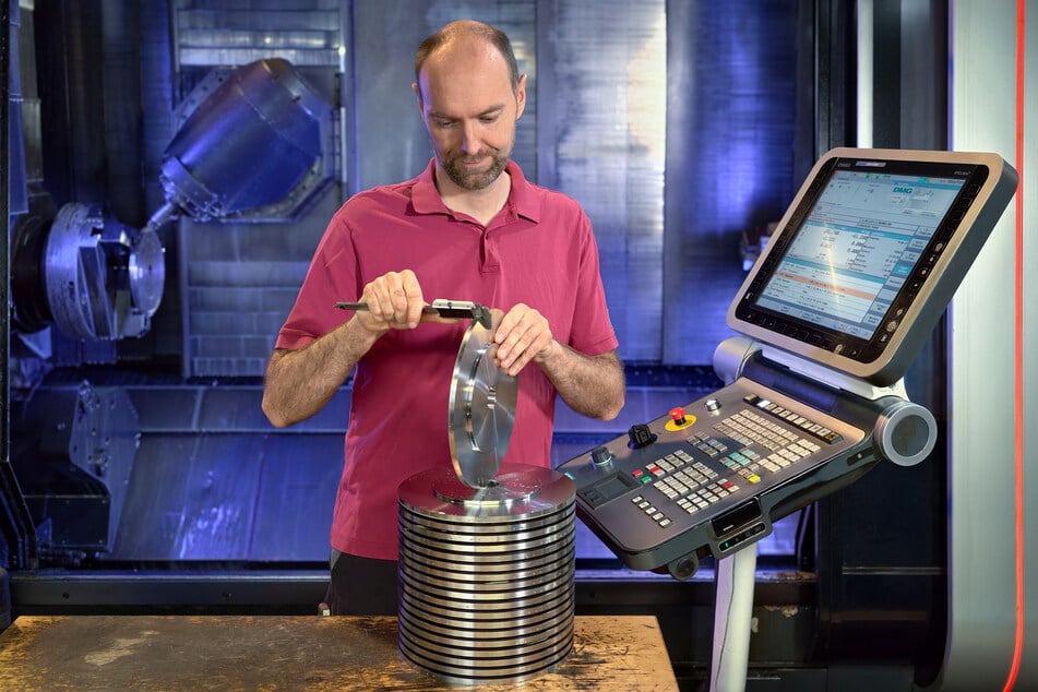 Mitarbeiter Marcel Müller (41) kontrolliert die Maße eines Teiles.