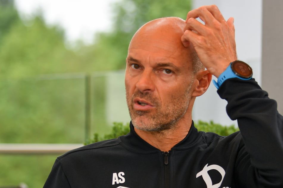 Dynamo-Coach Alexander Schmidt beim Gespräch mit TAG24: Mal zeigte er sich überlegend, mal erklärend, mal skeptisch, aber auch lächelnd.