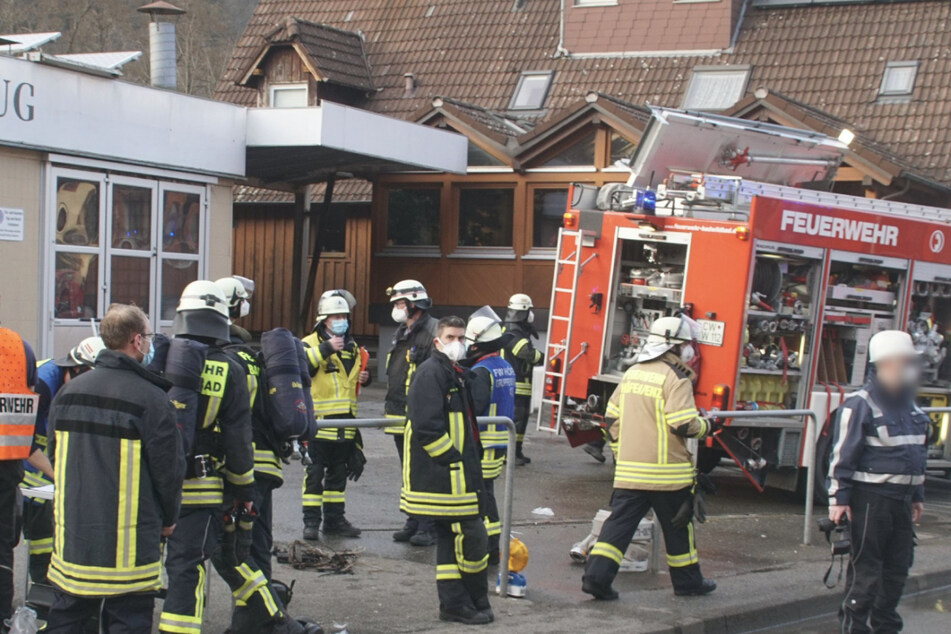 Wohnhaus brennt: Feuerwehrleute finden Leiche
