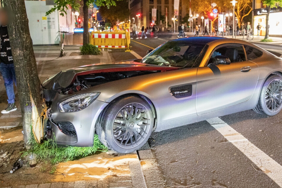 Der Mercedes AMG GT mit rund 500 PS wurde bei dem Unfall schwer beschädigt.