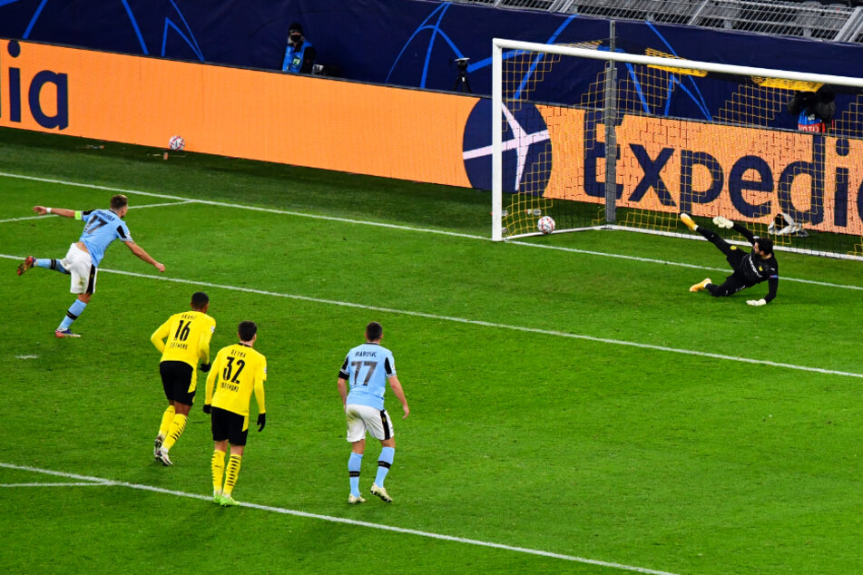 Ex-BVB-Stürmer Ciro Immobile (l.) verlädt BVB-Keeper Roman Bürki (r.) und trifft zum 1:1.