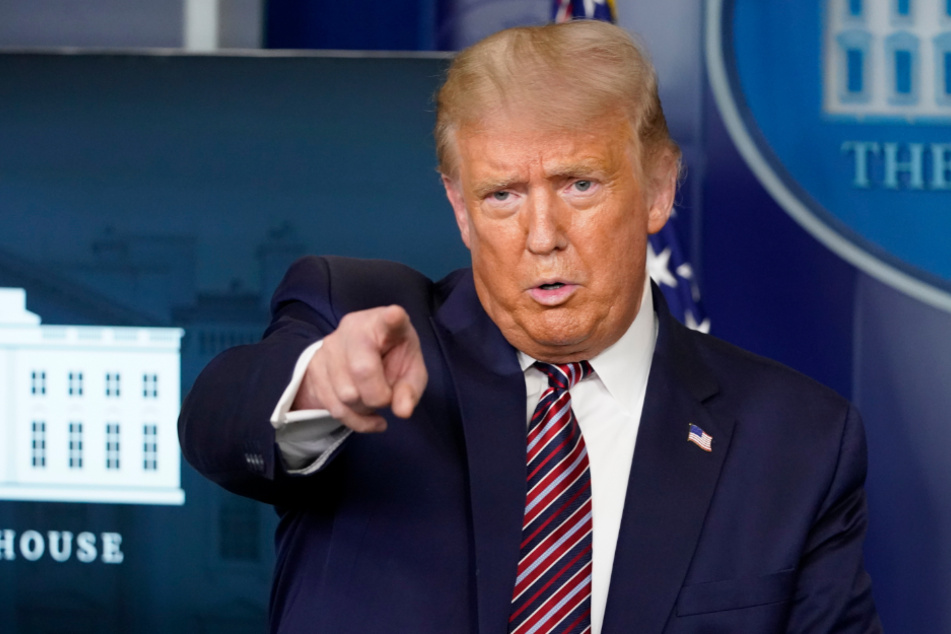 Donald Trump zeigt während einer Pressekonferenz im Weißen Haus auf einen Journalisten.