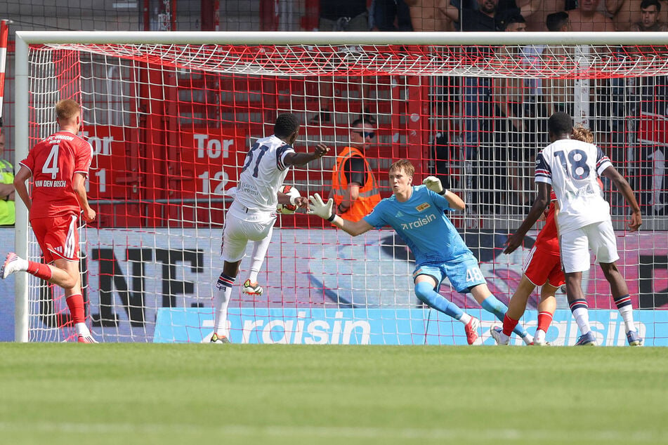 Keeper Fritz Gagzow (17) (M.) war in letzter Sekunde mit einer Monsterparade zur Stelle.