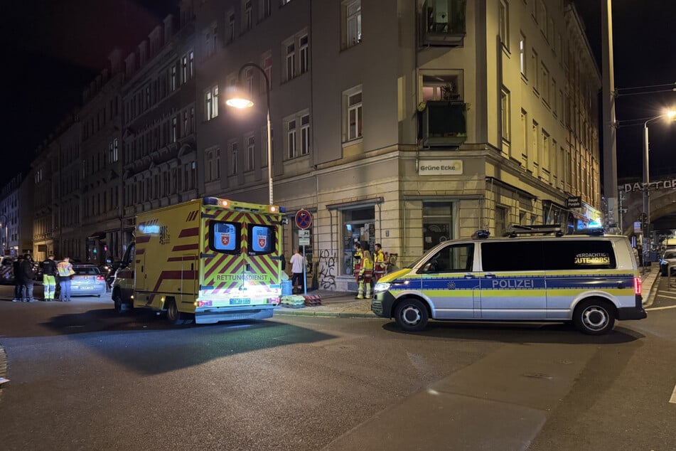 In der Dresdner Neustadt wurde am Montagabend eine Frau (60) von einem VW im Rückwärtsgang erfasst.