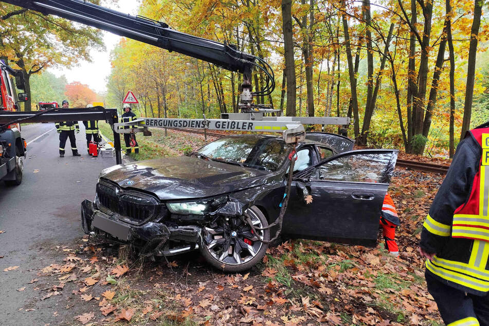 Bei einem Unfall auf der B156 wurden zwei Insassen eines BMWs verletzt.