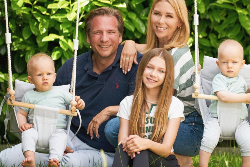 Ehemann Norman Jeschke (43) sowie die Kinder Jona (11), Leo und Luis (beide 1) machen das Leben der ehemaligen Spitzensportlerin komplett.