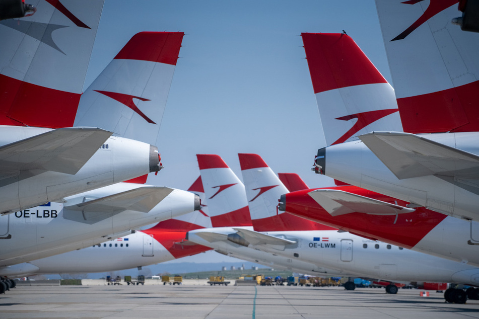 Flugzeuge der Lufthansa-Tochter Austrian Airlines stehen am Flughafen Wien-Schwechat.