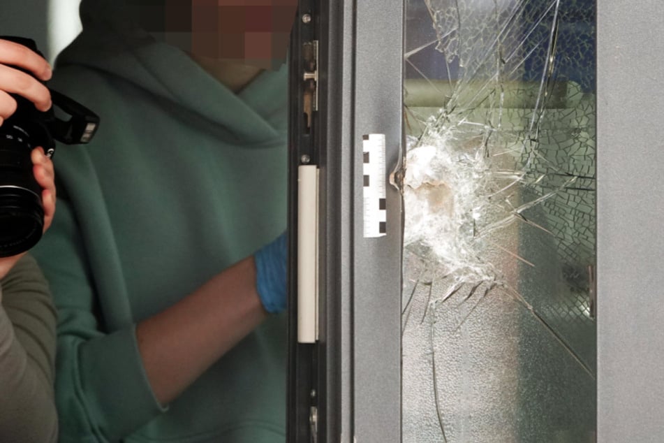 Die Diebe schlugen eine Fensterscheibe der Cafeteria ein.