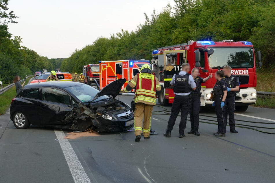 Sowohl der Corsa als auch der Touran mussten nach dem Crash abgeschleppt werden.