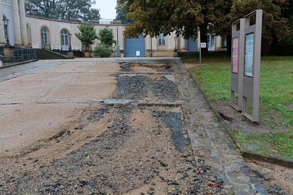 Der Haupteingang zum Schloss wurde beschädigt.