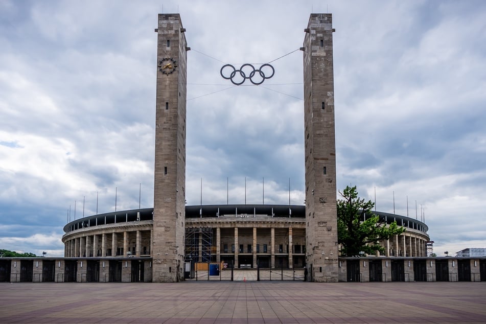 Das Olympiastadion in Berlin hatte vor der Pressekonferenz am Dienstag schon einmal den passenden Look.
