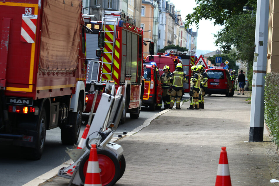 Feuerwehrleute arbeiten nach einer Gashavarie an einer Einsatzstelle. Bei Bauarbeiten war hier am Morgen eine Gasleitung beschädigt worden.