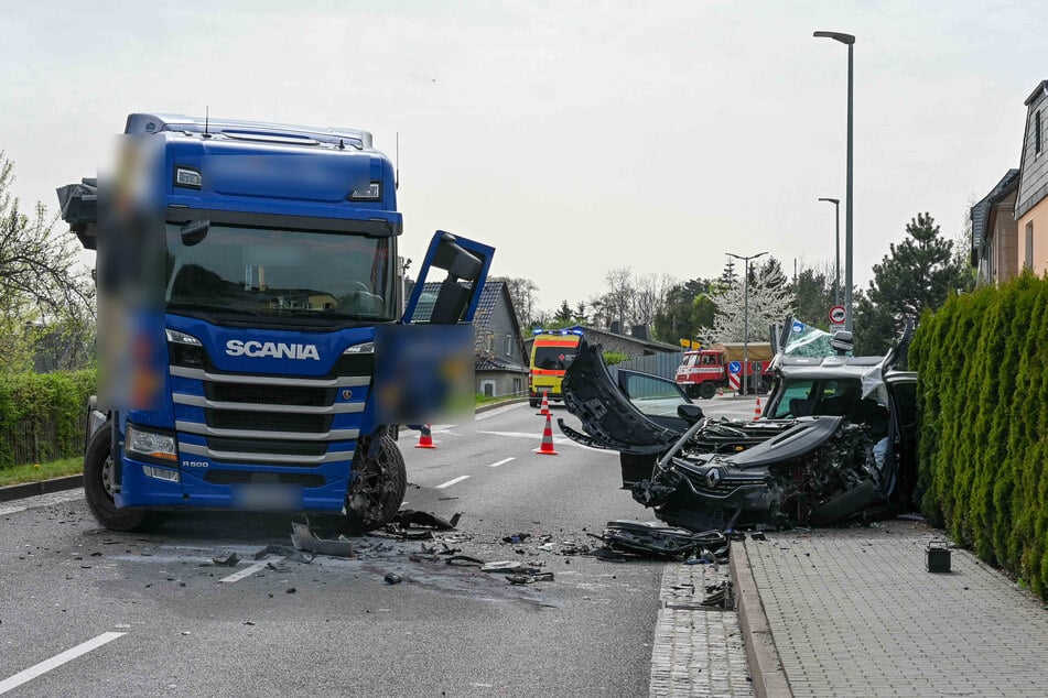 Schwerer Crash in Hartha (Landkreis Mittelsachsen): Ein Renault krachte mit einem Laster zusammen. Die Feuerwehr musste den Fahrer aus dem Auto schneiden.