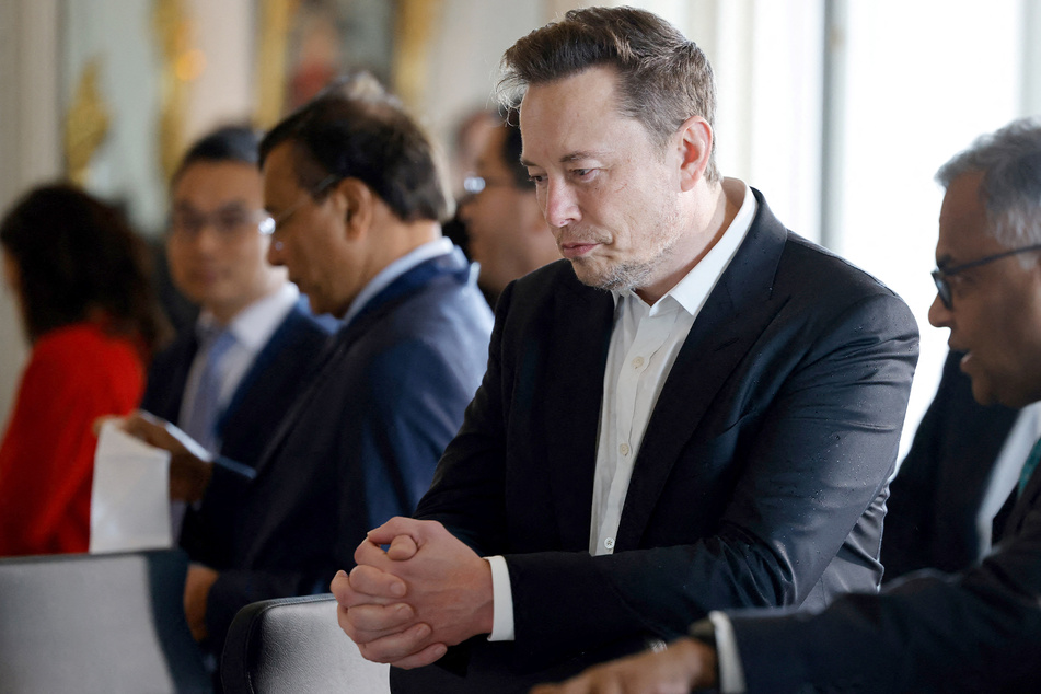 Elon Musk (51) schlägt mit seinem E-Auto-Unternehmen Tesla einen neuen Kurs ein.