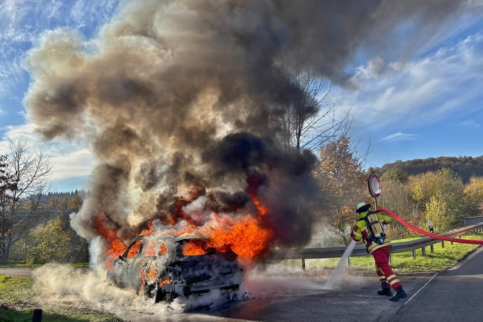 Die Feuerwehr konnte den SUV nicht mehr retten.