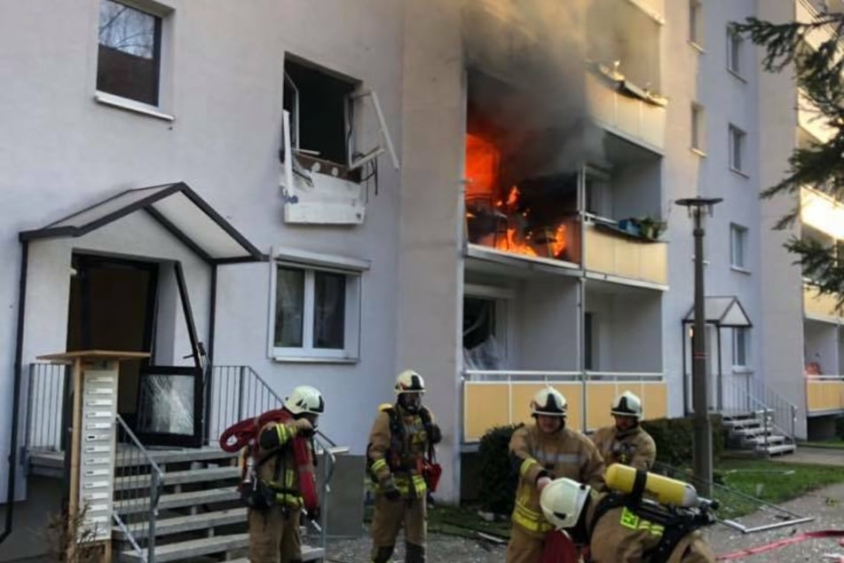 Die Wohnung in der ersten Etage brennt lichterloh, im Nebenraum hat es ein Fenster aus der Verankerung gerissen.