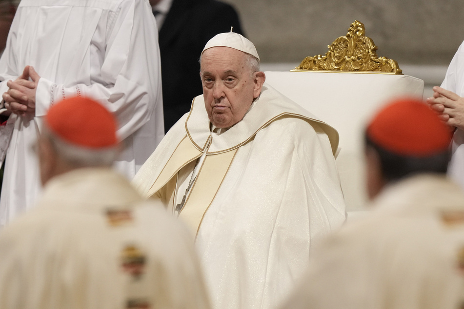 Papst Franziskus (87) ermöglicht künftig auch homosexuellen Paaren die Segnung.
