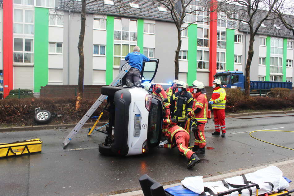 Ein Autofahrer (57) ist am Montagmorgen bei einem schweren Unfall in Velbert verletzt worden. Die Feuerwehr musste das Dach des Autos abschneiden, weil der Fahrer sich nicht eigenständig aus dem Wrack befreien konnte.