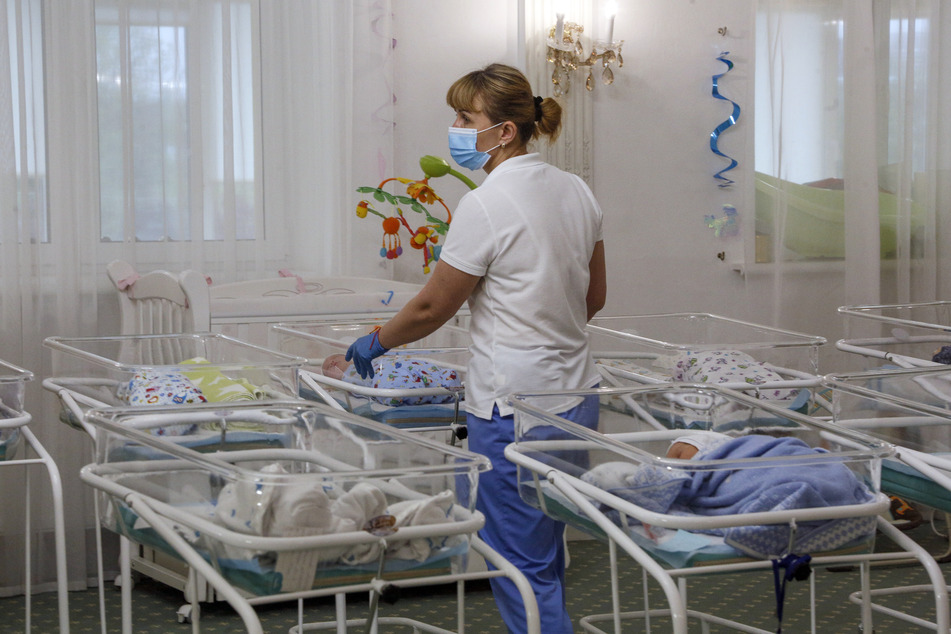 Eine Krankenschwester auf einer der Baby-Station in einem Krankenhaus.(Symbolbild)