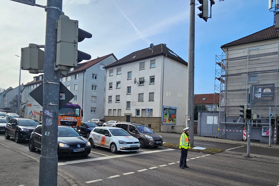 Zahlreiche Ampeln im Stadtgebiet sind ausgefallen. In Cannstatt übernimmt eine Polizistin.